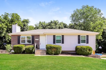 1104 NE LINDSAY AVE LEES SUMMIT, MO 64086